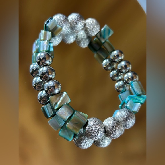 Jewelry - Silver Green Stretch Beaded Bracelet Mother of Pearl Abalone Irregular Round
